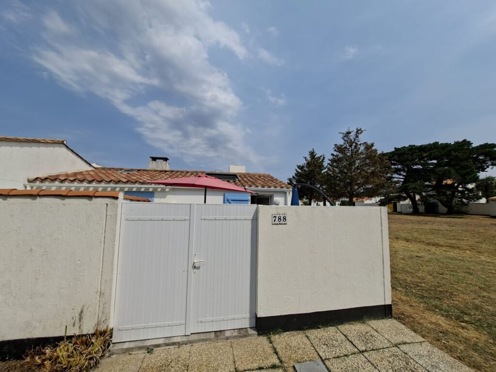 Entrée du studio côté jardins de la résidence Les Fermes Marines à Brétignolles-sur-Mer