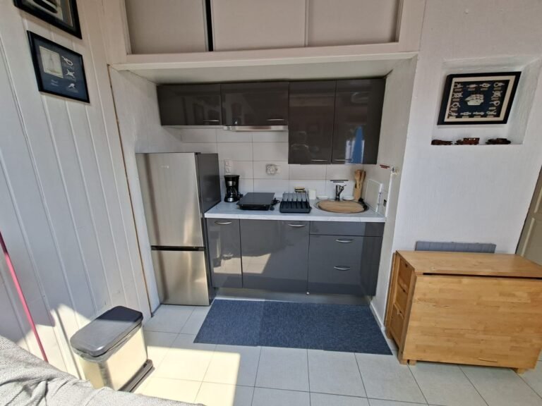 Kitchenette du studio et table pliante