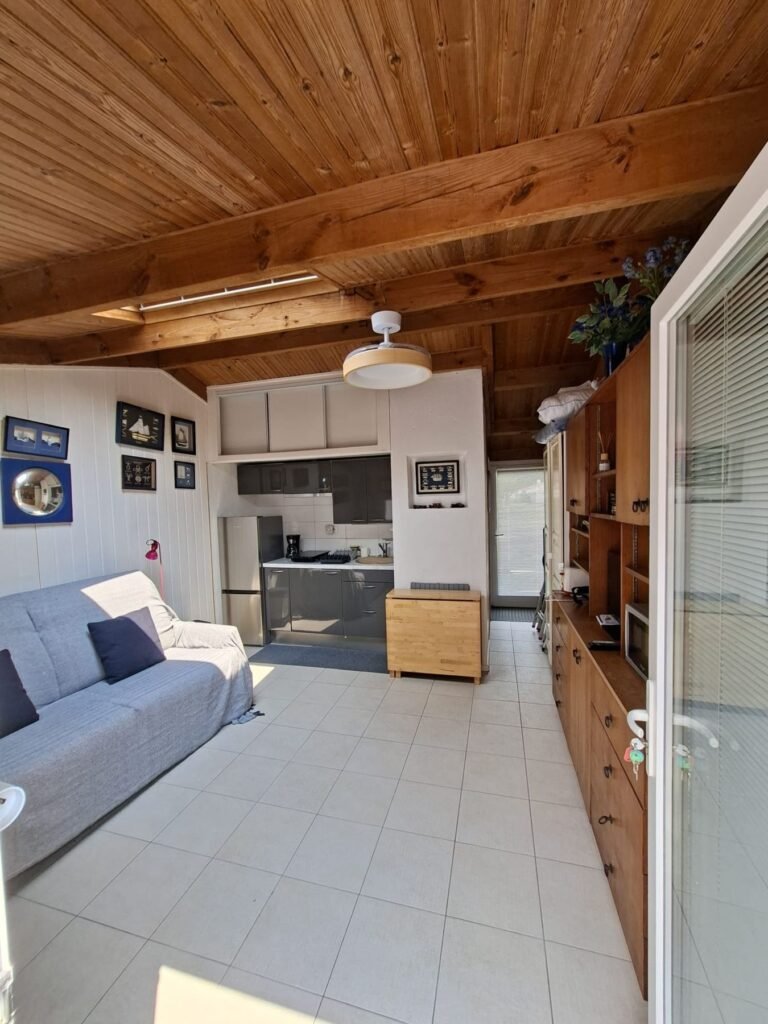 Pièce de vie du studio baignée de lumière