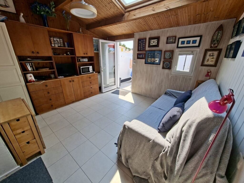 Pièce de vie du studio des Fermes Marines avec couchage 2 places et rangements en bois