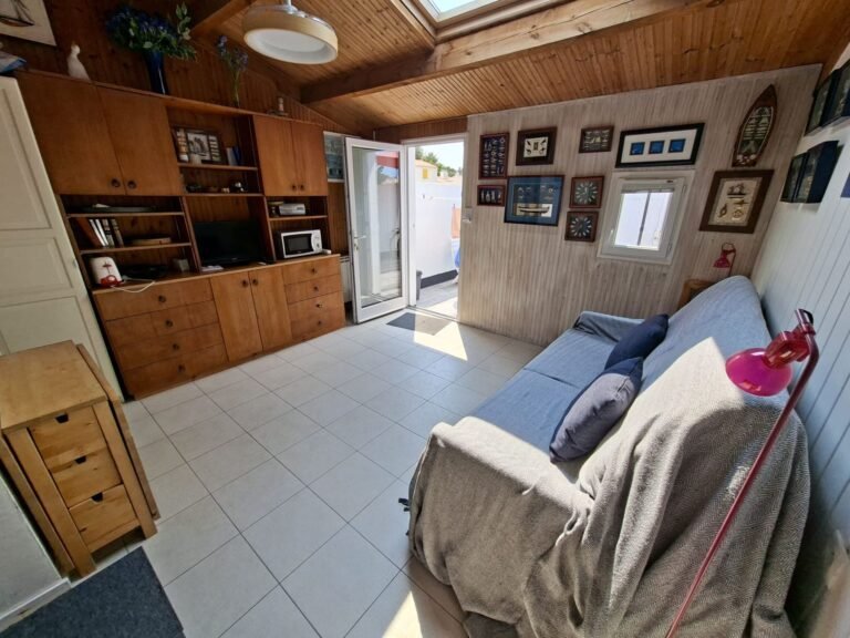 Pièce de vie du studio des Fermes Marines avec couchage 2 places et rangements en bois