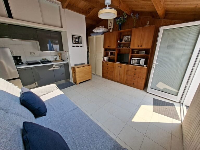 Meuble de rangement en bois avec télévision et micro-ondes