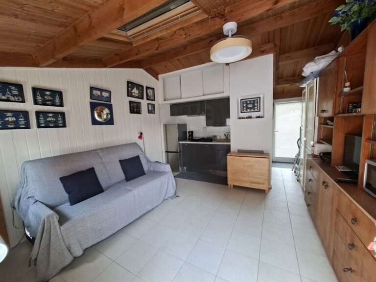 Coin salon et kitchenette : réservation studio Brétignolles-sur-Mer aux Fermes Marines